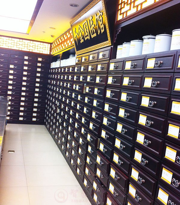 四川药店货架：中药柜只有木制的吗？