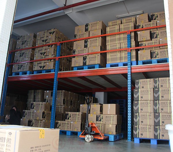 连锁药店仓库的成都阁楼货架